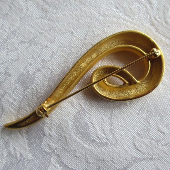 ๐ GOLD SWIRL BROOCH โ VINTAGE ๐ - Picture 8 of 15